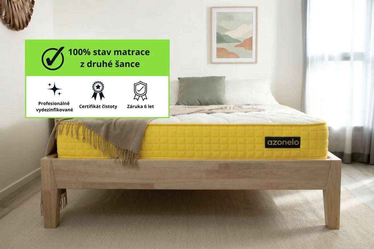 Matrace Azonelo Yellow na dřevěné posteli v ložnici, doplněná o velký kruhový certifikát potvrdzující dezinfekci a připravenost produktu z programu druhá šance k dalšímu použití.