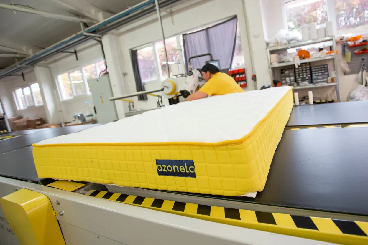 Pečlivá ruční výroba v praxi. Naše mistryně precizně našívá žlutou lemovku a ručně tak dokončuje slovenské matrace Azonelo.