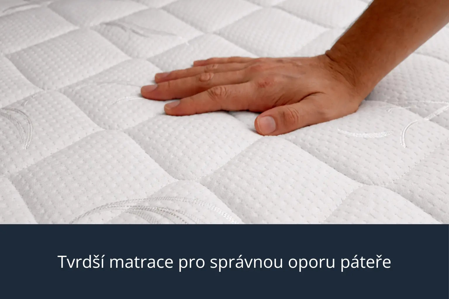 Ruka položená na prošívaném povrchu ortopedické matrace Azonelo Original s textem o správné opoře páteře.