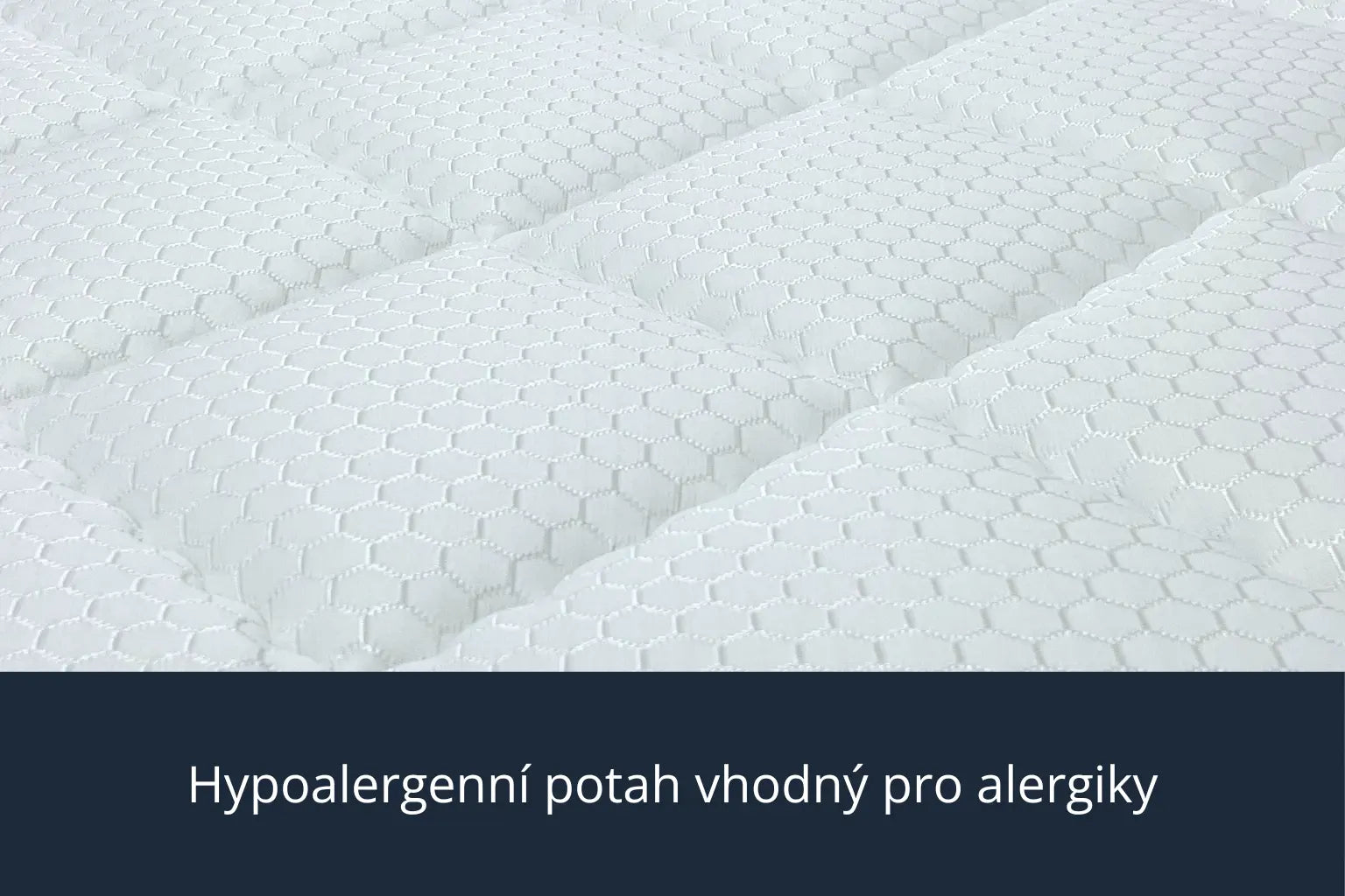 Detailní záběr na bílou texturu hypoalergenního potahu ortopedické matrace s paměťovou pěnou, který je vhodný pro alergiky.