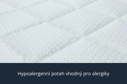 Detailní záběr na bílou texturu hypoalergenního potahu ortopedické matrace s paměťovou pěnou, který je vhodný pro alergiky.