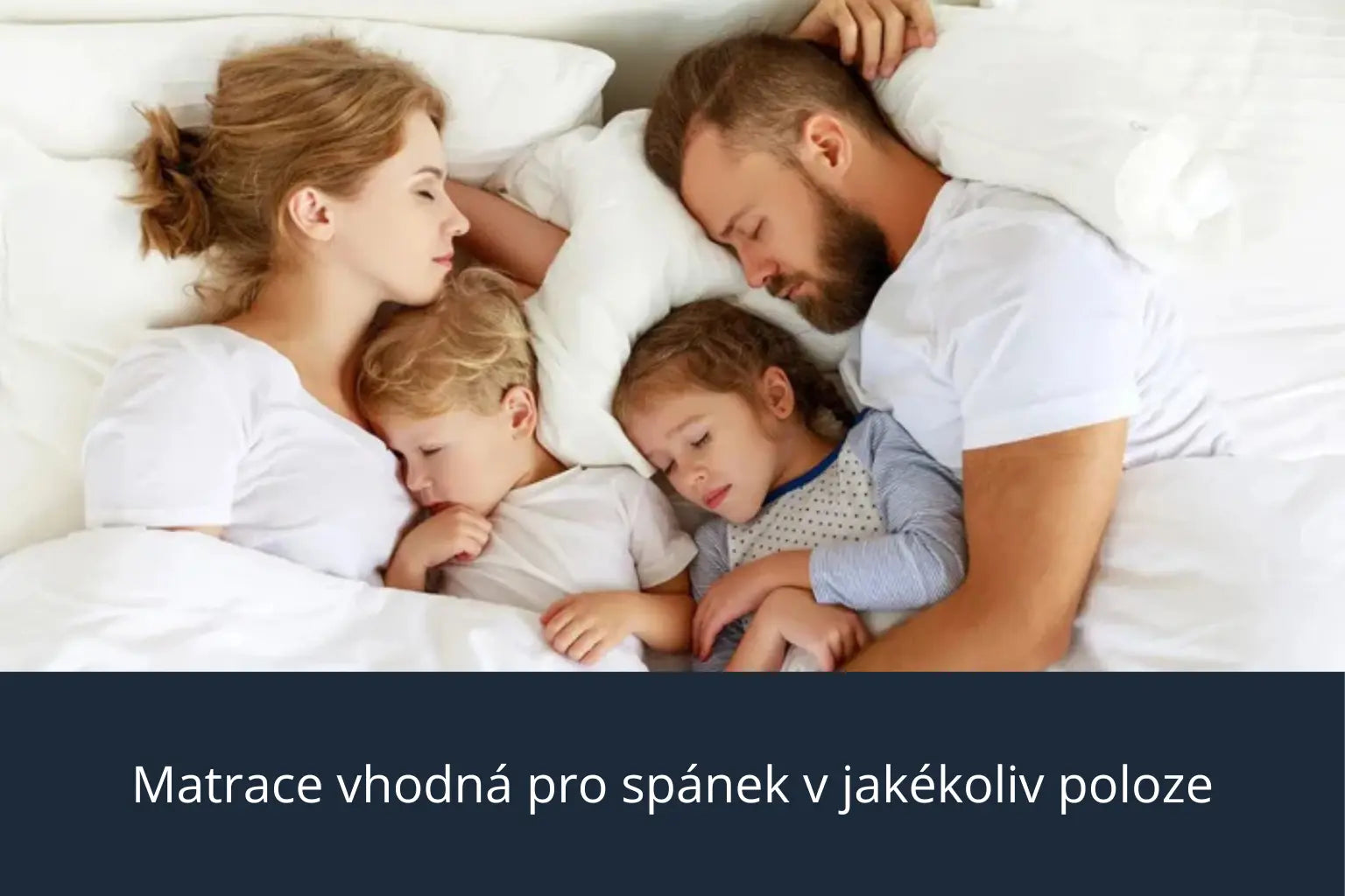 Rodina se dvěma dětmi spí na ortopedické matraci s paměťovou pěnou Azonelo Yellow.
