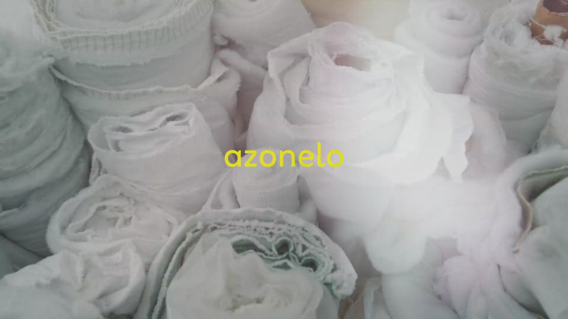 Načíst video: Výroba vysokého matraca Azonelo Cloud v Sabinove. Jeho doručenie k zákazníkovi v praktickej krabici.