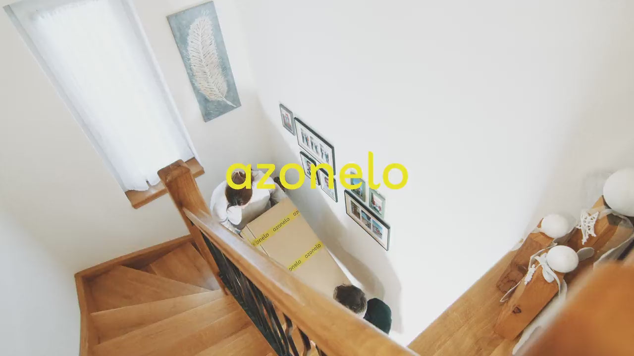 Unboxing video vysoké matrace Azonelo Cloud. Záběry ukazují doručení v krabici, rozbalení 30 cm vysoké matrace a detailní pohled na prošívaný hedvábný potah a žluté boky.